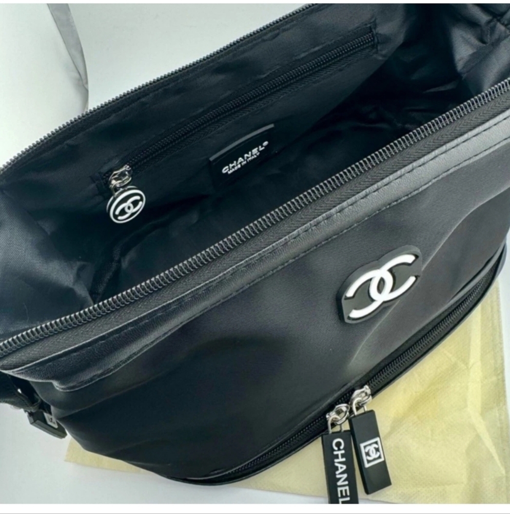 CHANEL Black Cosmetic Bag with CC Logo - Picture 2 of 7